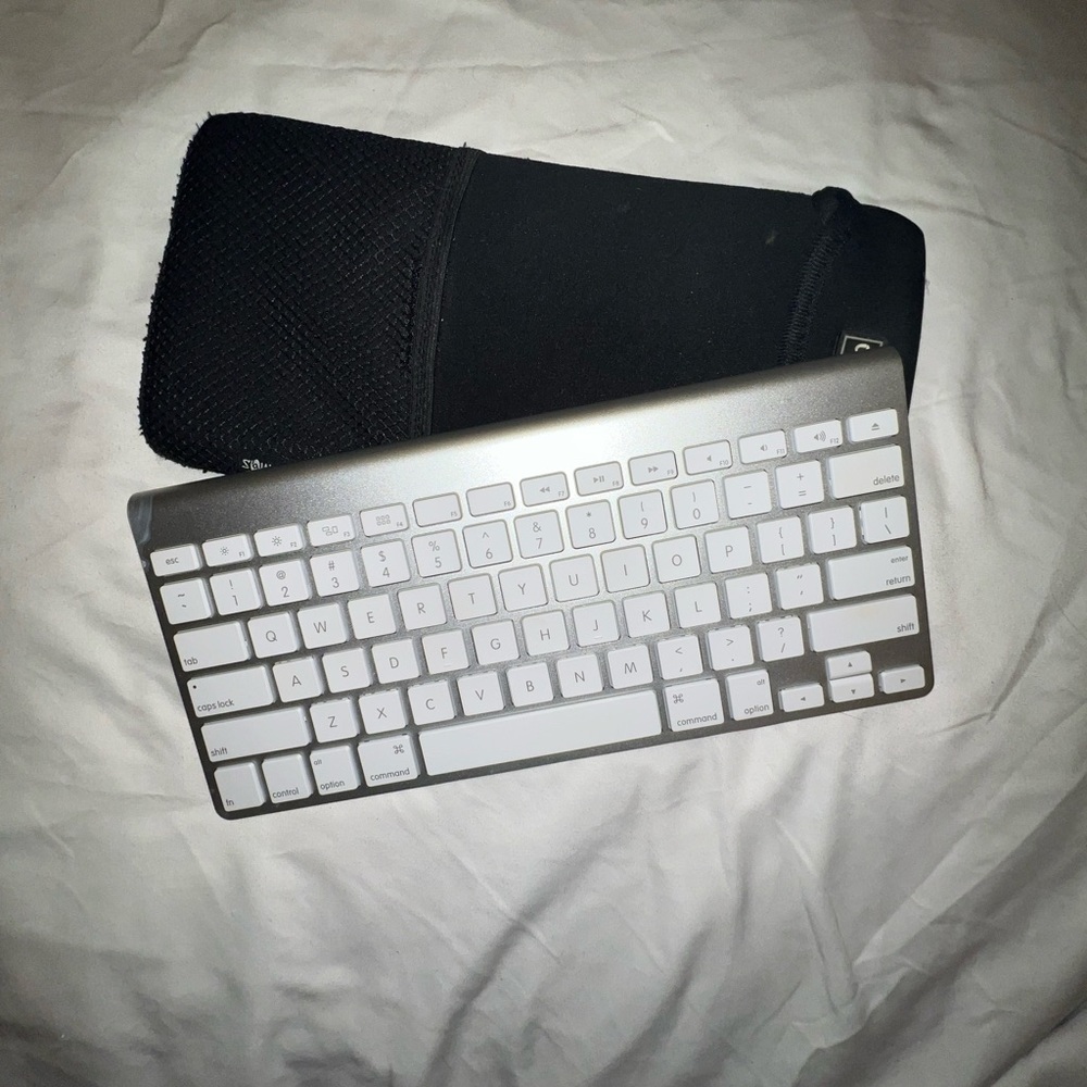 Like New- Apple Wireless Keyboard & Case